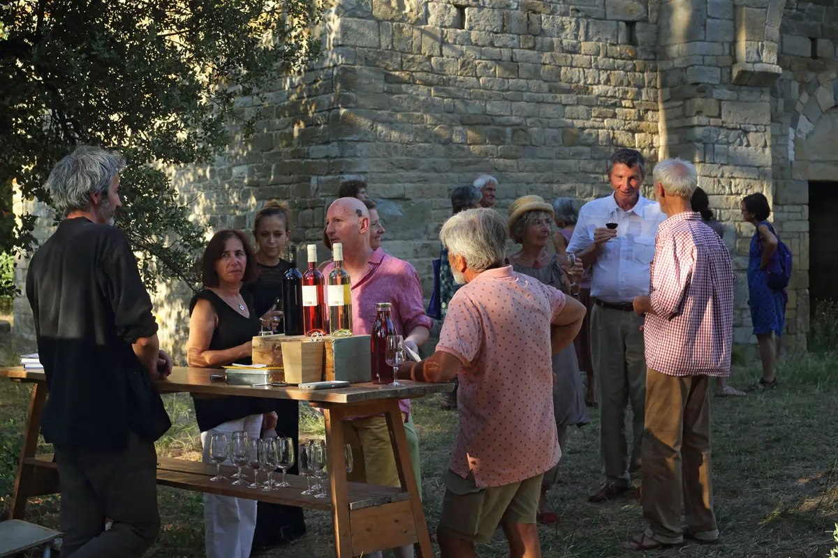 Personnes faisant une dégustation de vin 